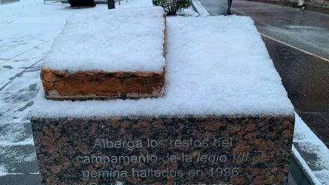 La provincia de León se mantiene en alerta amarilla por bajas temperaturas y posibles nevadas de hasta cinco centímetros, a “cualquier altitud” según los últimos avisos de la Agencia Estatal de Meteorología (Aemet). Durante la madrugada la capital ha recibido una tormenta de nieve moderada que se ha extendido al resto de la provincia.