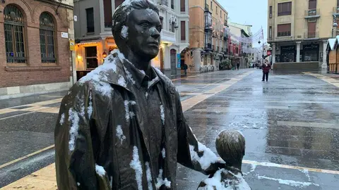 La provincia de León se mantiene en alerta amarilla por bajas temperaturas y posibles nevadas de hasta cinco centímetros, a “cualquier altitud” según los últimos avisos de la Agencia Estatal de Meteorología (Aemet). Durante la madrugada la capital ha recibido una tormenta de nieve moderada que se ha extendido al resto de la provincia.