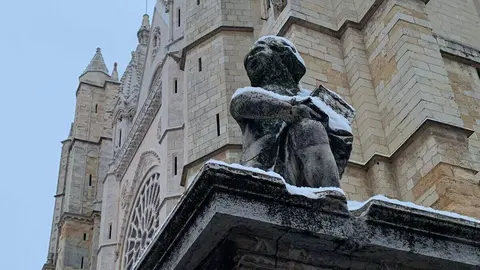 La provincia de León se mantiene en alerta amarilla por bajas temperaturas y posibles nevadas de hasta cinco centímetros, a “cualquier altitud” según los últimos avisos de la Agencia Estatal de Meteorología (Aemet). Durante la madrugada la capital ha recibido una tormenta de nieve moderada que se ha extendido al resto de la provincia.