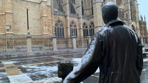 La provincia de León se mantiene en alerta amarilla por bajas temperaturas y posibles nevadas de hasta cinco centímetros, a “cualquier altitud” según los últimos avisos de la Agencia Estatal de Meteorología (Aemet). Durante la madrugada la capital ha recibido una tormenta de nieve moderada que se ha extendido al resto de la provincia.