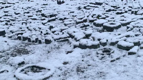 La provincia de León se mantiene en alerta amarilla por bajas temperaturas y posibles nevadas de hasta cinco centímetros, a “cualquier altitud” según los últimos avisos de la Agencia Estatal de Meteorología (Aemet). Durante la madrugada la capital ha recibido una tormenta de nieve moderada que se ha extendido al resto de la provincia.