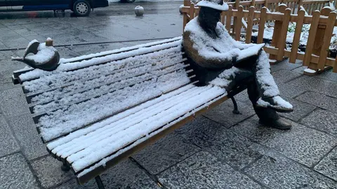 La provincia de León se mantiene en alerta amarilla por bajas temperaturas y posibles nevadas de hasta cinco centímetros, a “cualquier altitud” según los últimos avisos de la Agencia Estatal de Meteorología (Aemet). Durante la madrugada la capital ha recibido una tormenta de nieve moderada que se ha extendido al resto de la provincia.