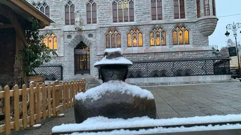 La provincia de León se mantiene en alerta amarilla por bajas temperaturas y posibles nevadas de hasta cinco centímetros, a “cualquier altitud” según los últimos avisos de la Agencia Estatal de Meteorología (Aemet). Durante la madrugada la capital ha recibido una tormenta de nieve moderada que se ha extendido al resto de la provincia.