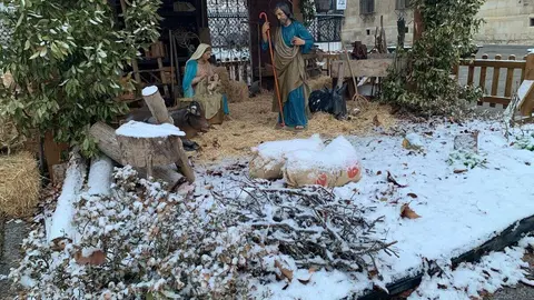 La provincia de León se mantiene en alerta amarilla por bajas temperaturas y posibles nevadas de hasta cinco centímetros, a “cualquier altitud” según los últimos avisos de la Agencia Estatal de Meteorología (Aemet). Durante la madrugada la capital ha recibido una tormenta de nieve moderada que se ha extendido al resto de la provincia.