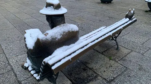 La provincia de León se mantiene en alerta amarilla por bajas temperaturas y posibles nevadas de hasta cinco centímetros, a “cualquier altitud” según los últimos avisos de la Agencia Estatal de Meteorología (Aemet). Durante la madrugada la capital ha recibido una tormenta de nieve moderada que se ha extendido al resto de la provincia.