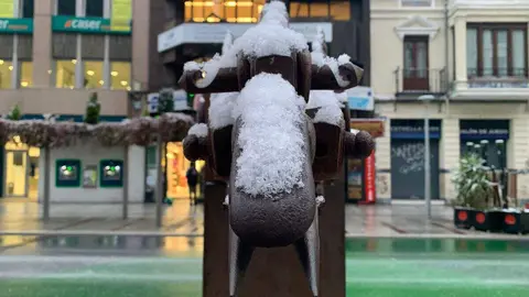 La provincia de León se mantiene en alerta amarilla por bajas temperaturas y posibles nevadas de hasta cinco centímetros, a “cualquier altitud” según los últimos avisos de la Agencia Estatal de Meteorología (Aemet). Durante la madrugada la capital ha recibido una tormenta de nieve moderada que se ha extendido al resto de la provincia.