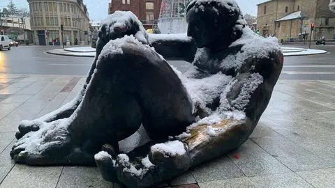 La provincia de León se mantiene en alerta amarilla por bajas temperaturas y posibles nevadas de hasta cinco centímetros, a “cualquier altitud” según los últimos avisos de la Agencia Estatal de Meteorología (Aemet). Durante la madrugada la capital ha recibido una tormenta de nieve moderada que se ha extendido al resto de la provincia.