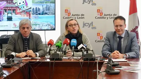 La vicepresidenta de la Junta y consejera de Familia e Igualdad de Oportunidades, Isabel Blanco, presenta la oferta de viajes del ''Club de los 60'' para 2026. Foto: Campillo.
