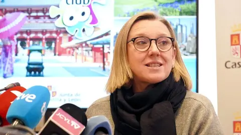 La vicepresidenta de la Junta y consejera de Familia e Igualdad de Oportunidades, Isabel Blanco, presenta la oferta de viajes del ''Club de los 60'' para 2026. Foto: Campillo.