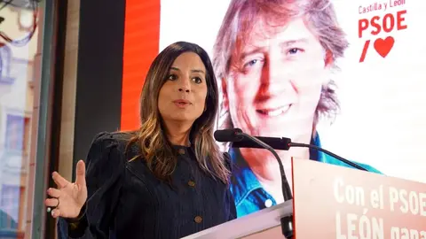 El PSOE presenta la candidatura de León para las elecciones autonómicas con la asistencia de los candidatos encabezados por Nuria Rubio, vicesecretaria general en Castilla y León, y por el secretario provincial, Javier Alfonso Cendón. Foto: Campillo.