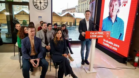 El PSOE presenta la candidatura de León para las elecciones autonómicas con la asistencia de los candidatos encabezados por Nuria Rubio, vicesecretaria general en Castilla y León, y por el secretario provincial, Javier Alfonso Cendón. Foto: Campillo.