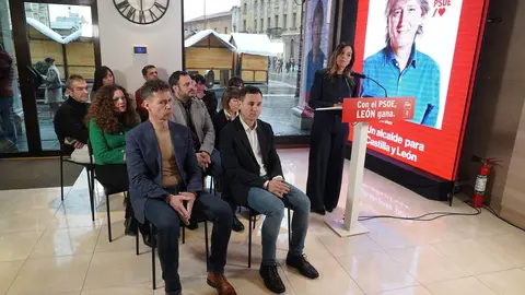 El PSOE presenta la candidatura de León para las elecciones autonómicas con la asistencia de los candidatos encabezados por Nuria Rubio, vicesecretaria general en Castilla y León, y por el secretario provincial, Javier Alfonso Cendón. Foto: Campillo.