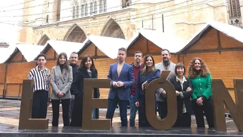 El PSOE presenta la candidatura de León para las elecciones autonómicas con la asistencia de los candidatos encabezados por Nuria Rubio, vicesecretaria general en Castilla y León, y por el secretario provincial, Javier Alfonso Cendón. Foto: Campillo.