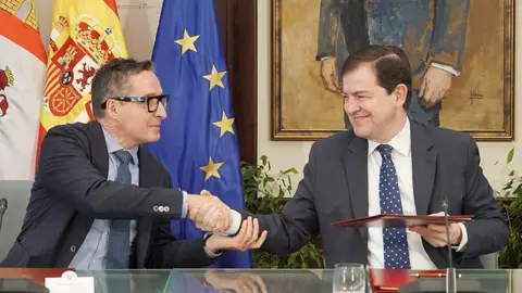 El presidente de la Junta, Alfonso Fernández Mañueco, firma un protocolo de colaboración con las cuatro universidades públicas de la Comunidad. Foto: Rubén Cacho.