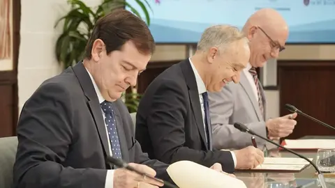 El presidente de la Junta, Alfonso Fernández Mañueco, firma un protocolo de colaboración con las cuatro universidades públicas de la Comunidad. Foto: Rubén Cacho.