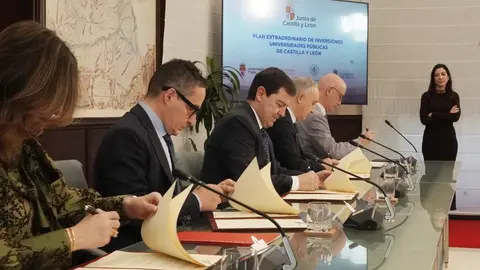 El presidente de la Junta, Alfonso Fernández Mañueco, firma un protocolo de colaboración con las cuatro universidades públicas de la Comunidad. Foto: Rubén Cacho.