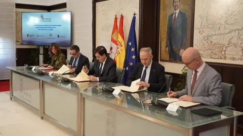 El presidente de la Junta, Alfonso Fernández Mañueco, firma un protocolo de colaboración con las cuatro universidades públicas de la Comunidad. Foto: Rubén Cacho.