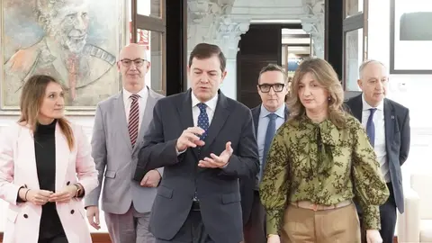 El presidente de la Junta, Alfonso Fernández Mañueco, firma un protocolo de colaboración con las cuatro universidades públicas de la Comunidad. Foto: Rubén Cacho.