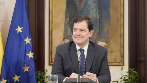 El presidente de la Junta, Alfonso Fernández Mañueco, firma un protocolo de colaboración con las cuatro universidades públicas de la Comunidad. Foto: Rubén Cacho.