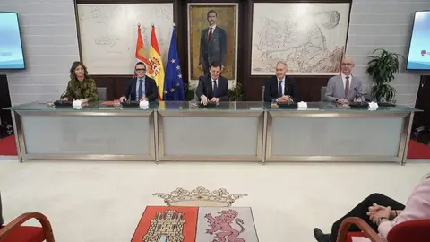 El presidente de la Junta, Alfonso Fernández Mañueco, firma un protocolo de colaboración con las cuatro universidades públicas de la Comunidad. Foto: Rubén Cacho.