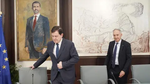 El presidente de la Junta, Alfonso Fernández Mañueco, firma un protocolo de colaboración con las cuatro universidades públicas de la Comunidad. Foto: Rubén Cacho.