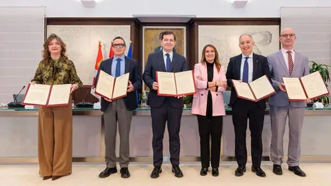 El presidente de la Junta, Alfonso Fernández Mañueco, firma un protocolo de colaboración con las cuatro universidades públicas de la Comunidad. Foto: Rubén Cacho.