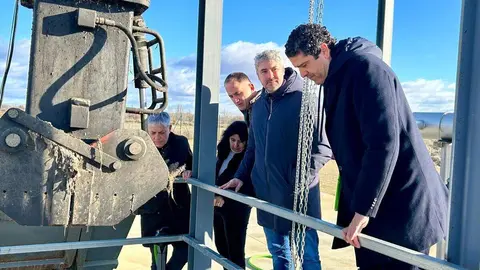 El diputado de Transición Ecológica de la Diputación de León, Javier Salgado, y el delegado territorial de la Junta, Eduardo Diego, han participado este viernes en la visita a las nuevas estaciones depuradoras de aguas residuales (EDAR) de Alija del Infantado y Cimanes de la Vega.