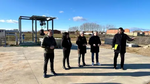 El diputado de Transición Ecológica de la Diputación de León, Javier Salgado, y el delegado territorial de la Junta, Eduardo Diego, han participado este viernes en la visita a las nuevas estaciones depuradoras de aguas residuales (EDAR) de Alija del Infantado y Cimanes de la Vega.