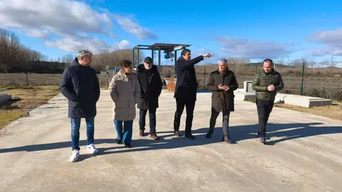 El diputado de Transición Ecológica de la Diputación de León, Javier Salgado, y el delegado territorial de la Junta, Eduardo Diego, han participado este viernes en la visita a las nuevas estaciones depuradoras de aguas residuales (EDAR) de Alija del Infantado y Cimanes de la Vega.