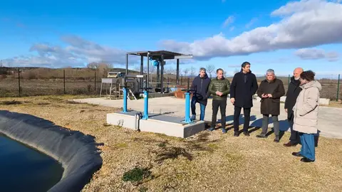 El diputado de Transición Ecológica de la Diputación de León, Javier Salgado, y el delegado territorial de la Junta, Eduardo Diego, han participado este viernes en la visita a las nuevas estaciones depuradoras de aguas residuales (EDAR) de Alija del Infantado y Cimanes de la Vega.