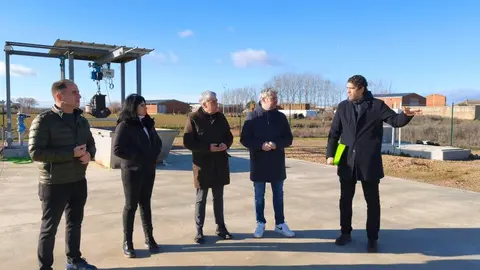 El diputado de Transición Ecológica de la Diputación de León, Javier Salgado, y el delegado territorial de la Junta, Eduardo Diego, han participado este viernes en la visita a las nuevas estaciones depuradoras de aguas residuales (EDAR) de Alija del Infantado y Cimanes de la Vega.