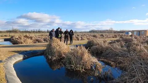 El diputado de Transición Ecológica de la Diputación de León, Javier Salgado, y el delegado territorial de la Junta, Eduardo Diego, han participado este viernes en la visita a las nuevas estaciones depuradoras de aguas residuales (EDAR) de Alija del Infantado y Cimanes de la Vega.
