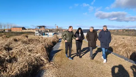 El diputado de Transición Ecológica de la Diputación de León, Javier Salgado, y el delegado territorial de la Junta, Eduardo Diego, han participado este viernes en la visita a las nuevas estaciones depuradoras de aguas residuales (EDAR) de Alija del Infantado y Cimanes de la Vega.
