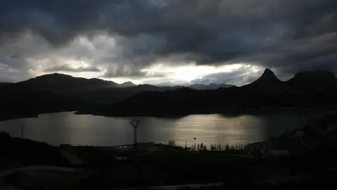 El embalse y las montañas del Parque Regional Montaña de Riaño y Mampodre convierten a esta localidad de León en un destino singular, marcado por la belleza natural y por una historia de resiliencia colectiva. Fotos: Campillo