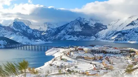 El embalse y las montañas del Parque Regional Montaña de Riaño y Mampodre convierten a esta localidad de León en un destino singular, marcado por la belleza natural y por una historia de resiliencia colectiva. Fotos: Campillo