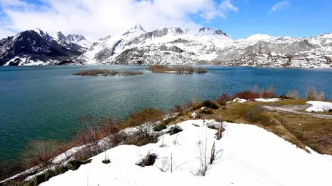 El embalse y las montañas del Parque Regional Montaña de Riaño y Mampodre convierten a esta localidad de León en un destino singular, marcado por la belleza natural y por una historia de resiliencia colectiva. Fotos: Campillo