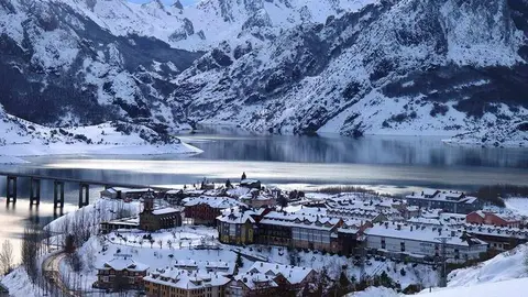 El embalse y las montañas del Parque Regional Montaña de Riaño y Mampodre convierten a esta localidad de León en un destino singular, marcado por la belleza natural y por una historia de resiliencia colectiva. Fotos: Campillo