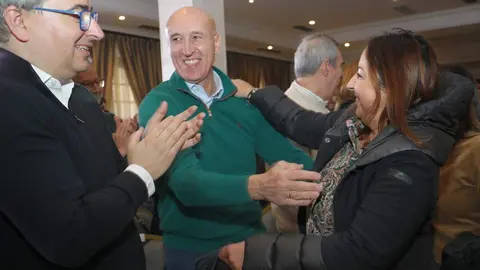 El PSOE de Castilla y León reúne en Palencia al Consejo de Alcaldes, en la imagen la nueva presidenta del Consejo, y alcaldesa de Palencia, Miriam Andrés, saluda al alcalde de León, José Antonio Diez ; en presencia de Antonio Casas (i). Foto: Brágimo.