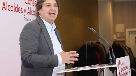 El PSOE de Castilla y León reúne en Palencia al Consejo de Alcaldes, en la imagen intervención del secretario de Turismo, Francisco Javier Ayala. Foto: Brágimo.