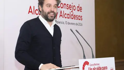 El PSOE de Castilla y León reúne en Palencia al Consejo de Alcaldes, en la imagen intervención del secretario de Política Municipal, Juan Francisco Serrano. Foto: Brágimo.