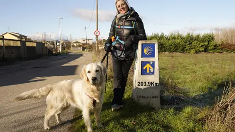 La actriz, cómica y presentadora abulense, Sara Escudero, junto a su perra Phoebe, a su paso por el Bierzo realizando el Camino de Santiago. Foto: César Sánchez.