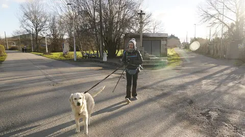 La actriz, cómica y presentadora abulense, Sara Escudero, junto a su perra Phoebe, a su paso por el Bierzo realizando el Camino de Santiago. Foto: César Sánchez.