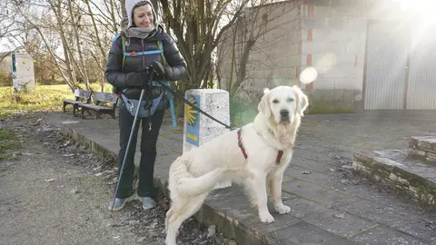 La actriz, cómica y presentadora abulense, Sara Escudero, junto a su perra Phoebe, a su paso por el Bierzo realizando el Camino de Santiago. Foto: César Sánchez.