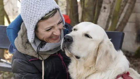La actriz, cómica y presentadora abulense, Sara Escudero, junto a su perra Phoebe, a su paso por el Bierzo realizando el Camino de Santiago. Foto: César Sánchez.