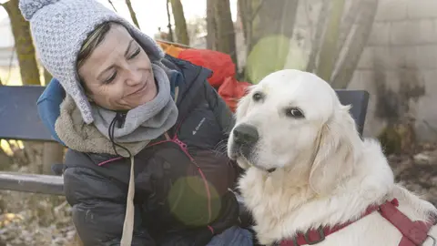 La actriz, cómica y presentadora abulense, Sara Escudero, junto a su perra Phoebe, a su paso por el Bierzo realizando el Camino de Santiago. Foto: César Sánchez.
