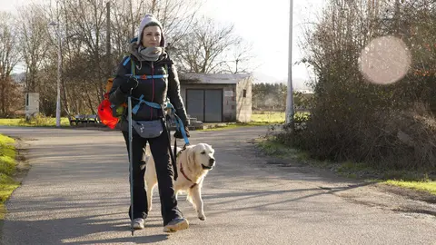 La actriz, cómica y presentadora abulense, Sara Escudero, junto a su perra Phoebe, a su paso por el Bierzo realizando el Camino de Santiago