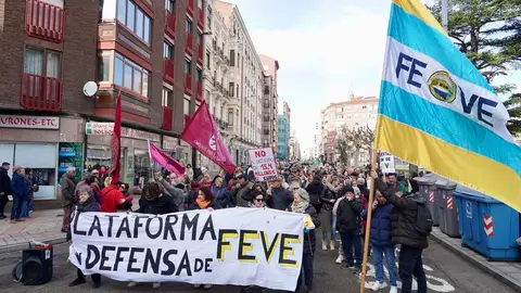 Concentración frente a la estación de Feve de Matallana para reclamar el regreso del tren de vía estrecha al centro de la ciudad y rechazar que se cubra el trazado ferroviario. Foto: Campillo.