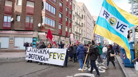 Concentración frente a la estación de Feve de Matallana para reclamar el regreso del tren de vía estrecha al centro de la ciudad y rechazar que se cubra el trazado ferroviario. Foto: Campillo.