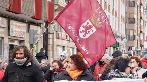 Concentración frente a la estación de Feve de Matallana para reclamar el regreso del tren de vía estrecha al centro de la ciudad y rechazar que se cubra el trazado ferroviario. Foto: Campillo.