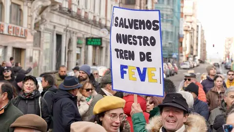 Concentración frente a la estación de Feve de Matallana para reclamar el regreso del tren de vía estrecha al centro de la ciudad y rechazar que se cubra el trazado ferroviario. Foto: Campillo.